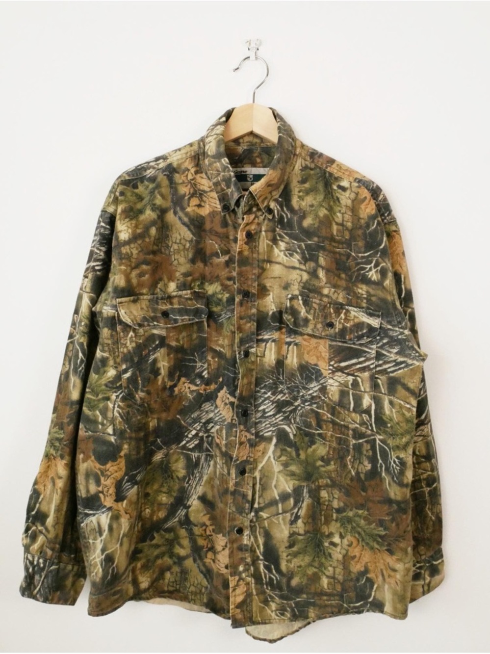 Vintage Walls Men's Realtree Camo Shirt